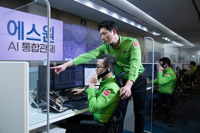 지난 10일 에스원 수원관제센터 직원들이 근무하고 있는 모습. 에스원은 AI를 관제 시스템에 적용해 관제 정확도화 효율을 높이고 있다. (사진: 에스원)