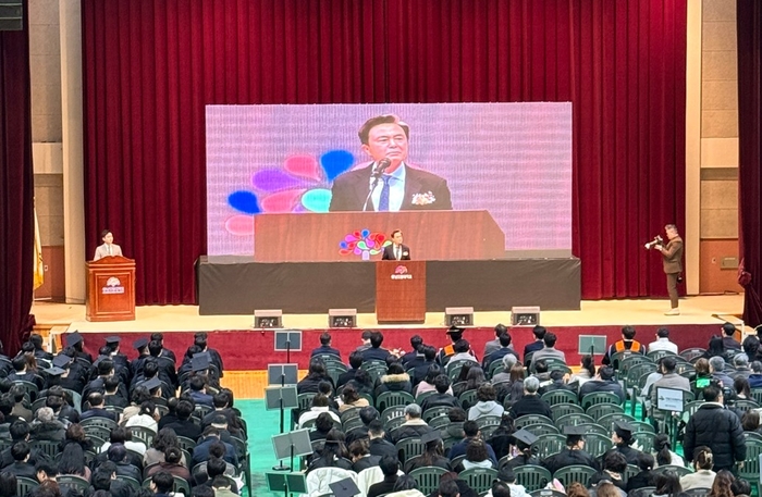 충남도립대학교는 11일 대학 해오름관 다목적실에서 '제27회 학위수여식'을 개최했다.