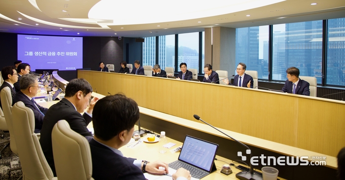 신한금융그룹은 11일 오전 서울 중구 신한금융 본사에서 올해부터 본격화되는 생산적 금융의 실행력과 효과성 제고를 논의하기 위한 '그룹 생산적 금융 추진위원회'를 개최했다. 회의에 참석한 진옥동 신한금융그룹 회장(오른쪽에서 두번째)과 그룹사 경영진들이 이야기를 나누고 있다. [사진= 신한금융그룹 제공]