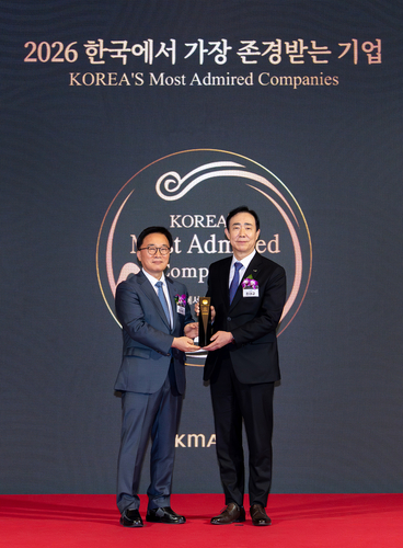 10일 서울 여의도 콘래드호텔에서 열린 시상식에서 조대규 교보생명 대표이사 사장(오른쪽)이 한수희 한국능률협회컨설팅 대표이사 사장과 기념촬영을 하고 있다.(사진=교보생명)