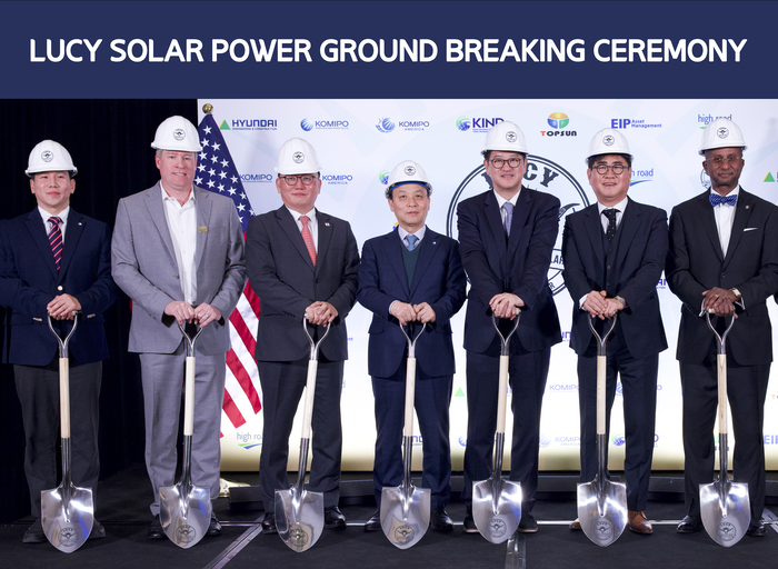 이영조 한국중부발전 사장(가운데)이 미국 루시 태양광 착공식에 참석하여 기념 촬영을 했다. (왼쪽부터 고병욱 중부발전 미국법인장, 브래드 하이즈(Brad Hise) 프리모리스 리뉴어블 에너지 부사장, 도광헌 미국 휴스턴 총영사관 출장소장, 이영조 사장, 김경수 현대건설 전무, 박희준 EIP자산운용 대표, 대릭 유진 하이로드에너지마케팅 대표). 사진 출처 : 중부발전