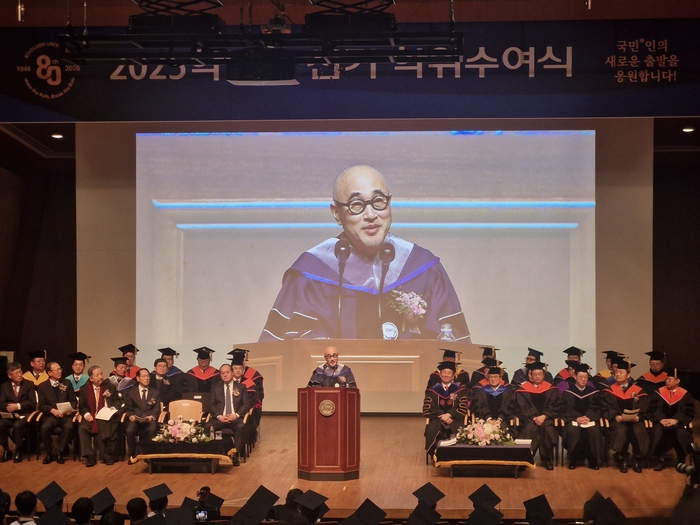 김봉진 배달의 민족 창업자가 국민대 학생들에게 축사를 전하고 있다.(사진=권미현 기자)