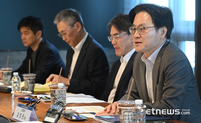 AI 반도체 핵심기업 성장전략 간담회가 11일 서울 강남구 퓨리오사AI에서 열렸다. 김정관 산업통상부 장관이 모두발언을 하고 있다. 
 이동근기자 foto@etnews.com