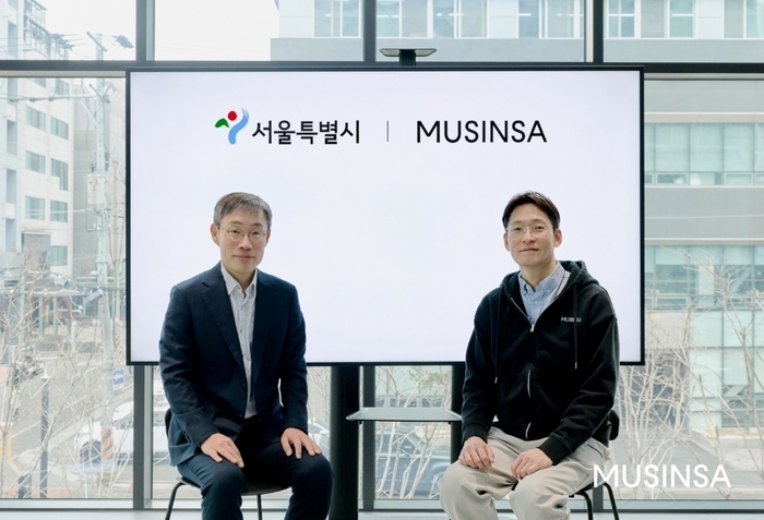 김영환 서울시 정원도시국장(왼쪽)과 이승진 무신사 부사장