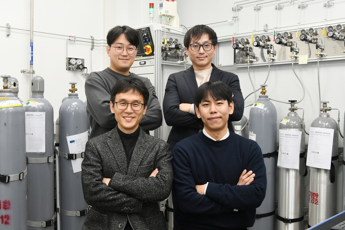 LED 기반 다종 식별 가스 센서 연구진. 앞줄 좌측부터 시계방향으로 권지환 첨단소재측정그룹장, 전종철 기술원, 권기창 책임연구원, 남기백 서울대 박사과정생.