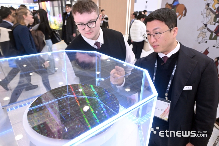 [포토]황금빛 반도체 웨이퍼