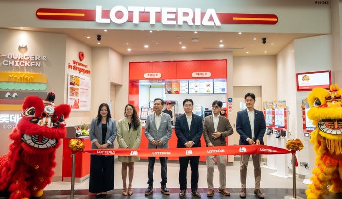 지난 10일 싱가포르 주얼 창이 공항 지하 1층에 위치한 롯데리아 싱가포르 1호점 그랜드 오픈식에서 이원택 롯데GRS 대표이사(오른쪽 3번쨰)와 알란 고 카트리나그룹 회장(오른쪽 4번째)이 기념촬영을 하고 있다.