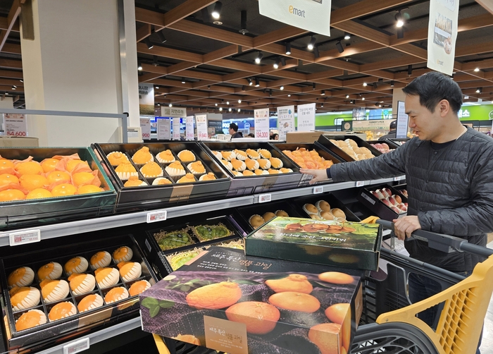 이마트는 12일부터 17일까지 명절 직전 선물 구매 수요에 맞춰 핸드캐리 선물세트 판매 행사를 진행한다고 12일 밝혔다.