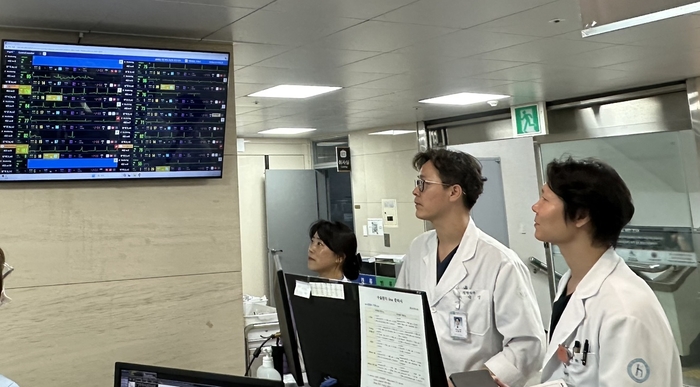 광주한국병원 의료진들이 병동에 설치된 씽크(thynC) 모니터로 환자 상태를 확인하고 있다.