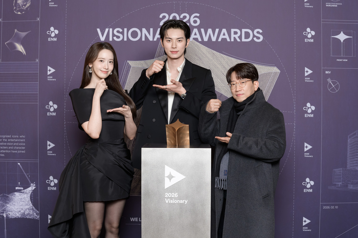 CJ ENM이 선정한 '2026 비저너리'인 '폭군의 셰프'팀이 지난 10일 CJ ENM센터에서 열린 시상식에서 기념촬영을 하고 있다.[CJ ENM 제공]