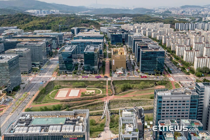 성남시 판교 봇들저류지 전경.