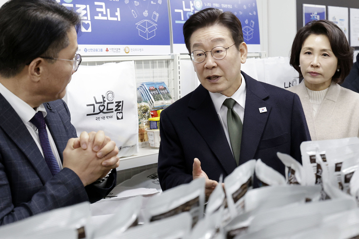 이재명 대통령과 김혜경 여사가 11일 충북 충주시건강복지타운 그냥드림 사업장을 방문해 운영 현황을 청취하고 있다. '그냥드림'은 정부가 생계에 어려움을 겪는 국민을 위해 기본 먹거리·생필품을 지원하는 사업이다. 연합뉴스