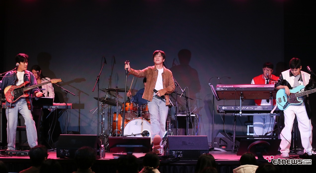 [ET포토] 홍경민-조영수-차태현-조정민-전인혁-김준현, '아묻따 밴드 멤버들의 신곡 무대'