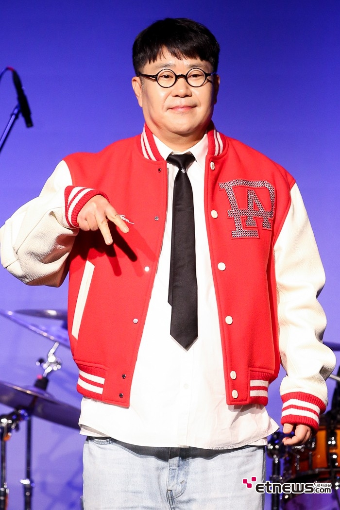 [ET포토] 조영수, '바시티 자켓 꺼내 입고'