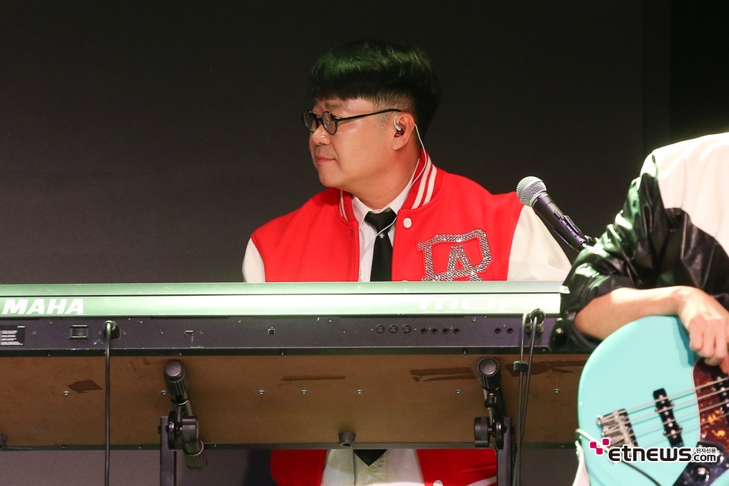 [ET포토] 조영수, '전공 살린 키보드 연주'