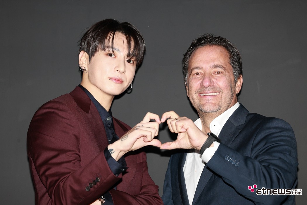 [ET포토] BTS 정국, '이 함께 만들어주는 K하트'