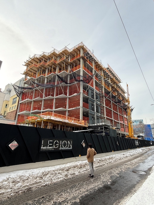 지난달 이병인 모스이민컨설팅 대표가 미국 뉴욕 맨해튼의 550 웨스트 첼시 레지던스 프로젝트 현장 답사를 진행하고 있다. 사진=모스이민컨설팅