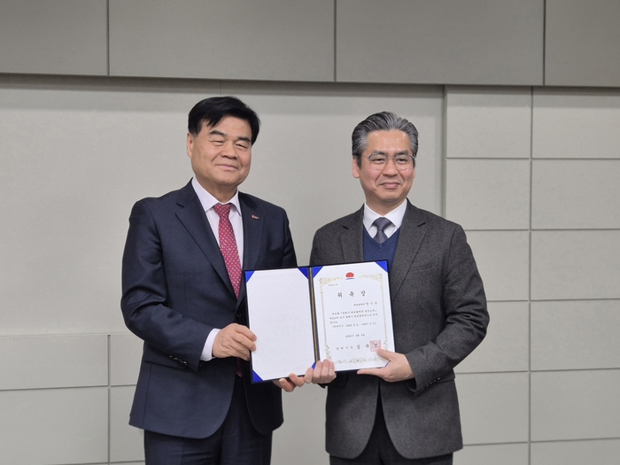 방기석 한림대학교 공유협업센터장(오른쪽)이 동해시 대외협력관으로 위촉됐다.