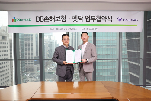 10일 서울 강남구 대치동 DB금융센터에서 문진욱 DB손해보험 본부장(왼쪽)과 이동현 펫닥 상무가 업무협약을 맺고 기념촬영을 하고 있다.(사진=DB손해보험)