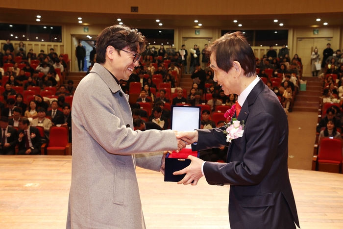 김갑진 교수(사진 왼쪽) 수상 모습