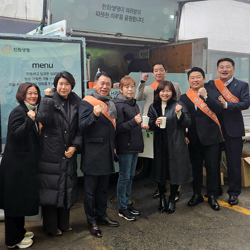 11일(수) 한화생명금융서비스 홍승표 평택지역단장(오른쪽 첫번째)과 지점장, FP들이 음료와 간식을 나누고 기념촬영을 하고 있다.(사진=한화생명)