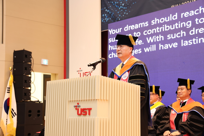 학위수여식 식사 중인 UST 강대임 총장
