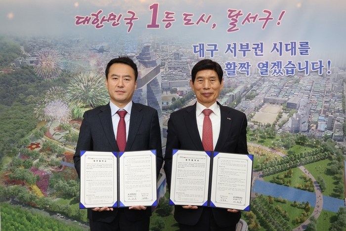 6일 대구 달서구청에서 진행된 '달서가(家) 돌봄' 대상 어르신을 위한 방문형 인지·신체케어 프로그램 운영 업무협약식에서 김경호 대교뉴이프 대표이사(왼쪽)와 이태훈 대구 달서구청장이 기념촬영했다. (사진=대교)