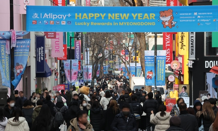 중국 최대 명절 춘제를 앞두고 12일 서울 중구 명동 거리에 중국인 관광객들을 상대로 한 홍보 현수막이 걸려 있다. 사진=연합뉴스