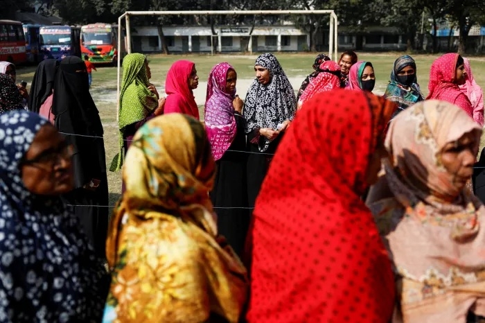 12일(현지시간) 방글라데시 수도 다카의 한 투표소에서 유권자들이 투표를 하기 위해 줄을 서 있다. 사진=로이터 연합뉴스