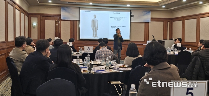 이용덕 바로AI 대표가 포럼에서 '산업체에서 바라보는 대학에서의 AI 교육'이라는 주제로 특강하고 있다.