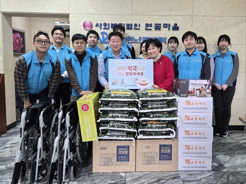 오화경 저축은행중앙회 회장(사진 가운데 왼쪽)과 임직원들이 나눔 봉사활동 기념촬영을 하고 있다.(사진=저축은행중앙회)