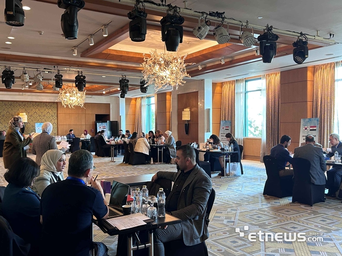 산업부와 KOTRA는 11일(현지시간) 이집트 카이로에서 '한-이집트 비즈니스 상담회'를 공동 개최했다. 행사에 참가한 양국 기업 관계자들이 수출 및 협력 방안을 논의하며 1대 1 비즈니스 상담을 진행하고 있다. KOTRA 제공