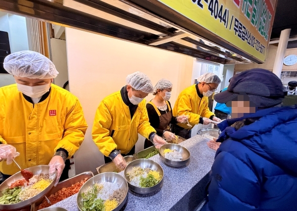 아성다이소, 설 맞아 원각사 무료 급식소서 배식 봉사활동