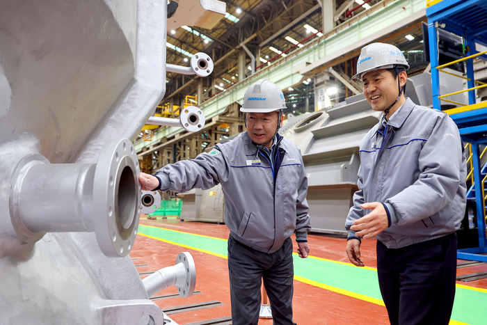 박정원 두산그룹 회장(왼쪽)이 11일,경남 창원 두산에너빌리티 사업장을 방문해 제작 중인 발전용 가스터빈 제품을 살펴보고 있다. 두산