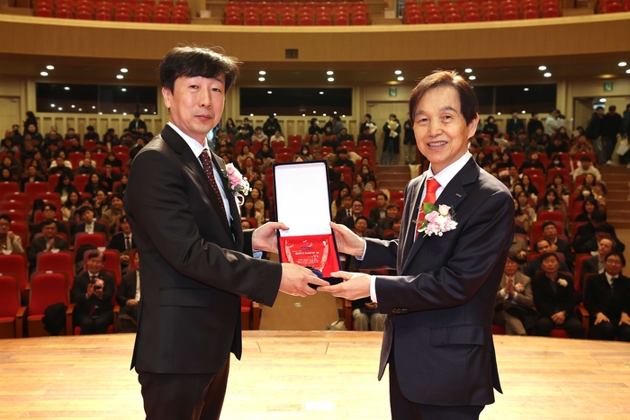 이경진 교수 수상모습