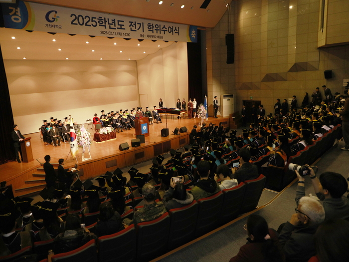 가천대학교는 12일 가천대 예음홀에서 2025학년도 전기 학위수여식을 개최하고  박사 95명, 석사 656명, 학사 3081명 등 총 3832명의 졸업생을 배출했다.(사진=가천대)