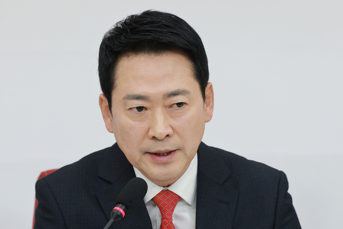 국민의힘 장동혁 대표가 12일 국회에서 이재명 대통령과의 오찬에 불참하는 것과 관련해 입장을 밝히고 있다. 연합뉴스