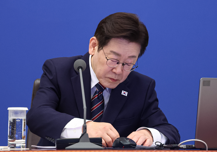 이재명 대통령이 12일 청와대에서 수석보좌관회의를 준비하고 있다. 연합뉴스