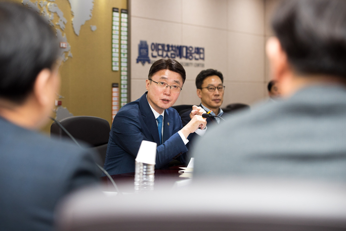 류제명 과학기술정보통신부 제2차관은 13일 오후 한국인터넷진흥원(KISA)의 인터넷침해대응센터(KISC)를 방문해 사이버보안 대응 현황을 점검하고 비상근무자를 격려했다.