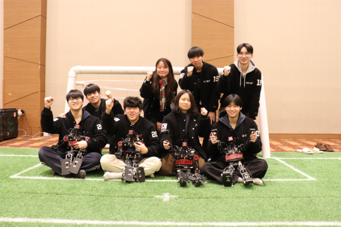 광운대학교는 로봇게임단 '로빛(RO:BIT)'이 지난 6일부터 8일까지 강원도 알펜시아리조트에서 열린 한국로보컵오픈 2026(Robocup South Korea Open 2026) 대회에서 휴머노이드 축구 부문 키즈(Kids) 사이즈 부문 우승(1등)을 차지했다고 13일 밝혔다.(사진=광운대)