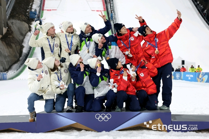 [포토] 갤럭시 Z 플립7 '빅토리 셀피',  동계올림픽  영광의 순간을 포착하다