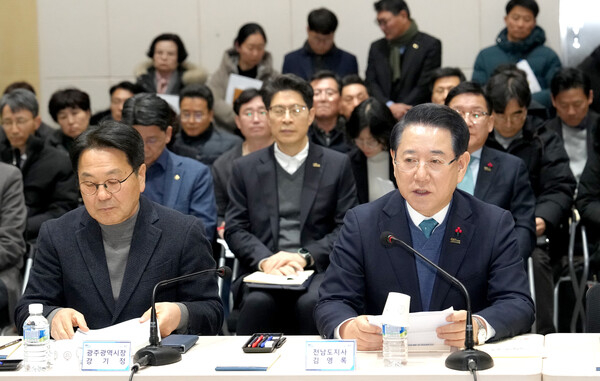 김영록 전라남도지사와 강기정 광주시장이  지난 8일 목포대학교 남악캠퍼스에서 열린 '전남광주특별법안 논의 제5차간담회'에서 지역 국회의원들과 특별법 진행상황 점검 및 정부 입장에 대한 대책을 논의하고 있다.