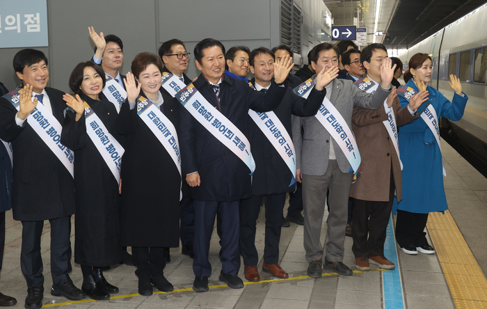 더불어민주당 정청래 대표를 비롯한 지도부가 13일 서울 용산역에서 귀성 인사를 하고 있다. 연합뉴스