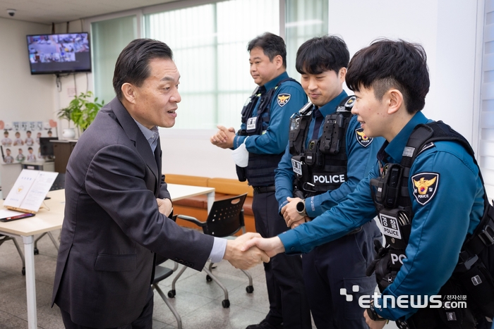 이재준 수원시장(왼쪽)이 14일 연무지구대를 방문해 설 명절을 맞아 비상근무 중인 경찰관들과 악수를 하고 있다.