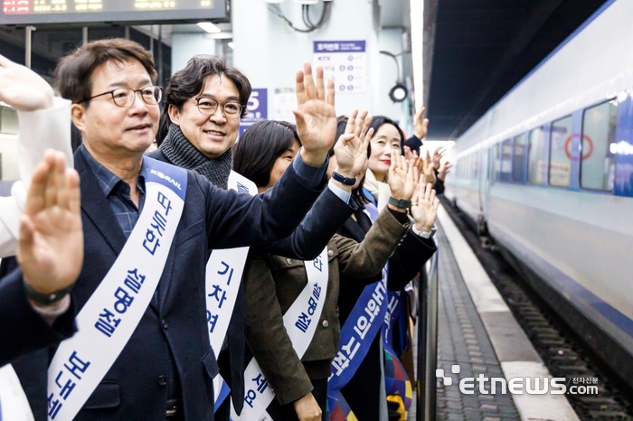 권혁우 수원시장 출마예정자(왼쪽 두 번째)가 14일 염태영 국회의원(왼쪽)과 수원역에서 귀성객들에게 명절 인사를 전하고 있다.
