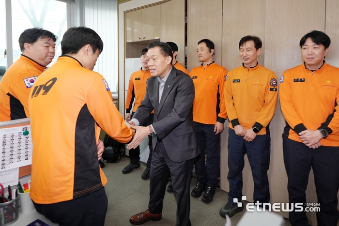 이재준 수원시장(왼쪽)이 14일 수원남부소방서를 방문해 설 명절을 맞아 비상근무 중인 소방관들과 악수를 하고 있다.