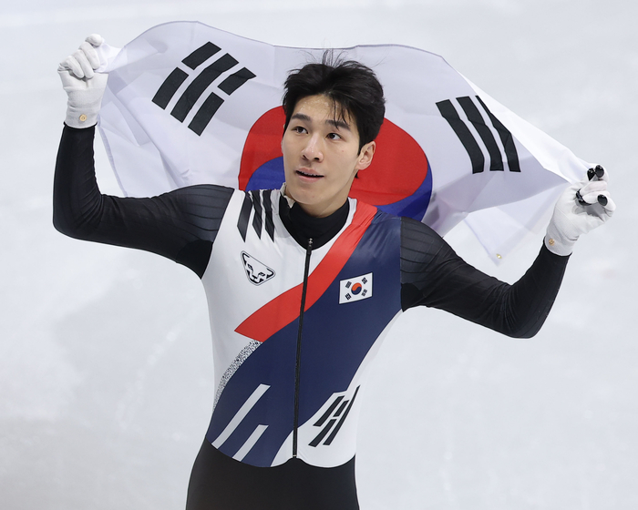 14일(현지시간) 이탈리아 밀라노 아이스스케이팅 아레나에서 열린 2026 밀라노-코르티나담페초 동계올림픽 쇼트트랙 남자 1500m 결승전에서 은메달을 획득한 황대헌이 태극기를 몸에 두른 채 트랙을 돌고 있다. 연합뉴스