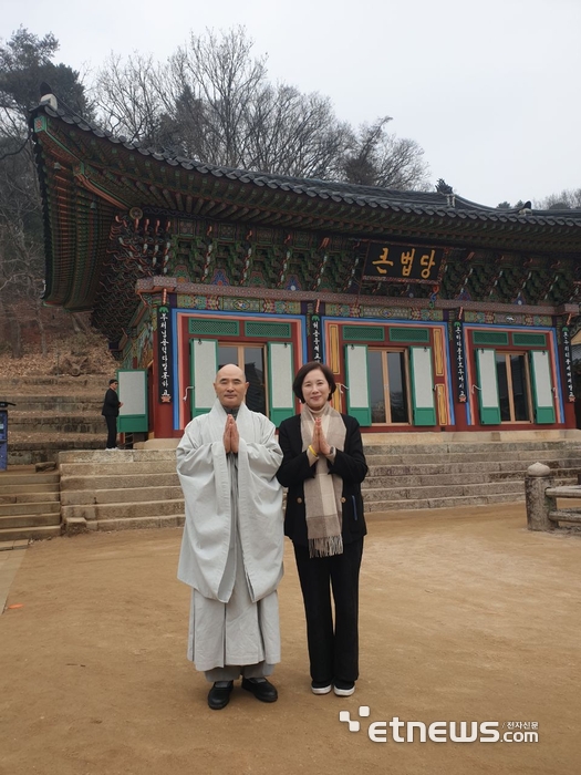유은혜 경기도교육감 예비후보가 설 연휴를 앞두고 14일 남양주 대한불교조계종 제25교구본사 봉선사를 찾아 주지 호산스님과 기념 촬영했다.