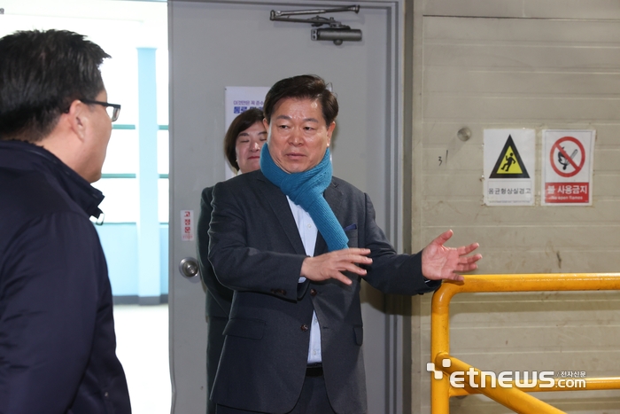 박승원 광명시장(오른쪽)이 14일 재활용품 선별장을 방문해 환경미화원 등을 격려했따.