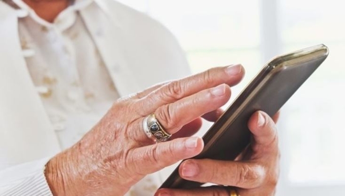 중국에서 고령화가 빠르게 진행되는 가운데 외로움과 대인 관계 단절로 온라인 사용에 과도하게 의존하는 노년층이 늘고 있다는 지적이 제기됐다. 사진=연합뉴스